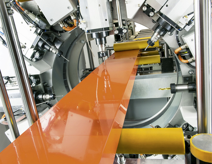 Flexibilität ermöglicht individuelle Lösungen: Das SBZ 628 XXL richtet sich dank ­seiner zwei verfügbaren Laufrichtungen ganz nach dem Bedarf der Produktion.