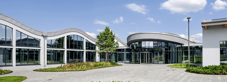 Der IT-Campus in Paderborn erfüllt höchste Ansprüche in puncto Nachhaltigkeit und Energieeffizienz. Das Fassadensystem heroal C 50, das Türsystem heroal D 72 und das Fenstersystem heroal W 72 leisten hierzu einen wichtigen Beitrag - © Foto: heroal
