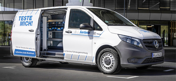 HIer ein kompakter Transporter zum Testen, der mit einer Sortimo-Fahrzeugeinrichtung ausgestattet ist.