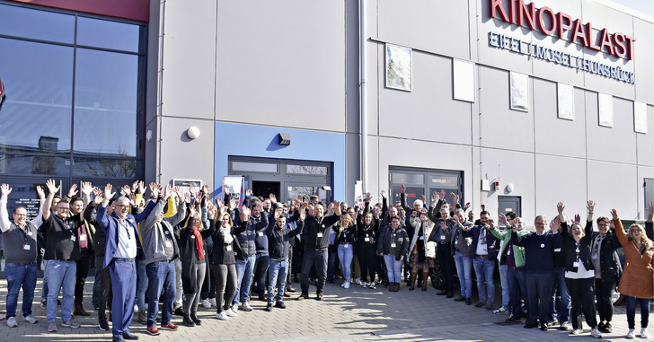 Gute Stimmung vor dem Kinopalast in Wittlich zum Abschluss des ­Veranstaltungstages. - © Foto: Daniel Mund / GLASWELT
