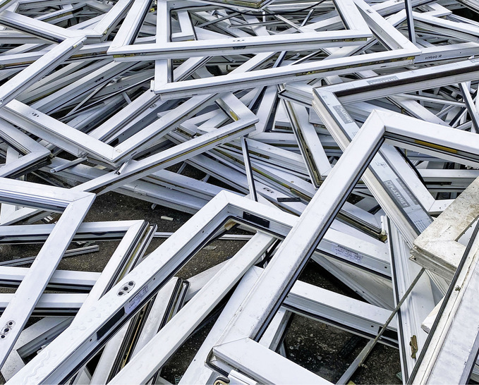 Die eingesammelten Kunststofffenster gelangen wieder in den geregelten ­Recyclingkreislauf.