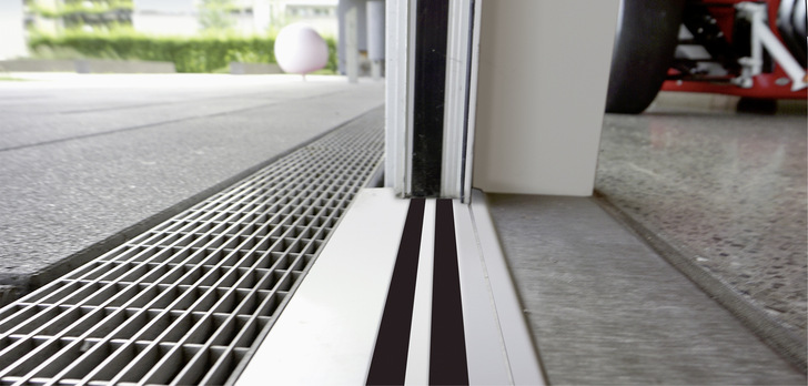 Die Magnet-Nullschwelle ersetzt schon seit 1996 mit ihren beweglichen ­Dichtungen hinderliche Türanschläge technisch voll­umfänglich. Sie bewährt sich im Wohnungs­bau und in öffentlich zugänglichen ­Gebäuden gleichermaßen. 