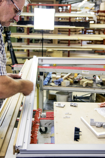 Die Dichtungsschiene wird angebracht.