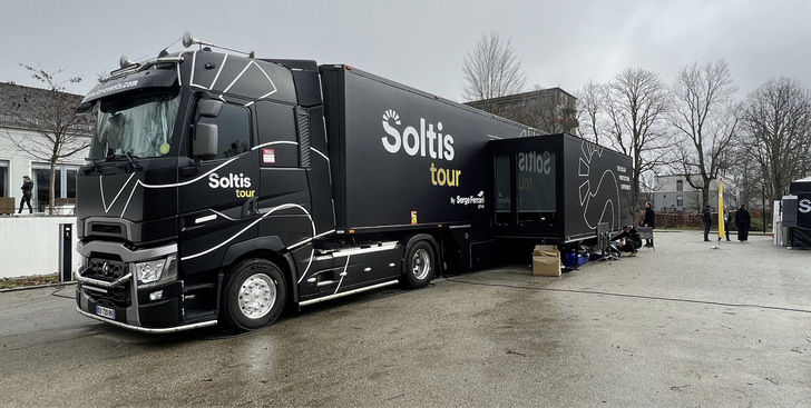 Im designigen Soltis-Truck erhielten die Besucher einen umfassenden ­Einblick in die Soltis-Sonnenschutzwelt.  Präsentiert wurden  die neuesten Gewebe und Innovationen der Soltis-Kollektion, so auch der VeoZip - © Foto: Olaf Vögele
