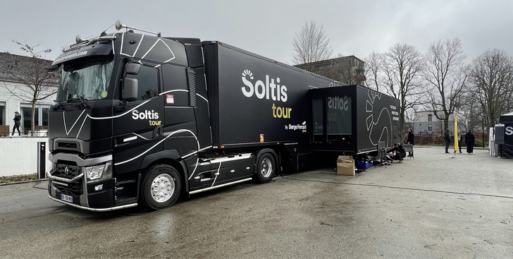 Im designigen Soltis-Truck erhielten die Besucher einen umfassenden ­Einblick in die Soltis-Sonnenschutzwelt.  Präsentiert wurden  die neuesten Gewebe und Innovationen der Soltis-Kollektion, so auch der VeoZip
