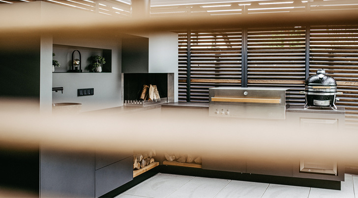 Das Lamellensystem Aura mit Eschenholz schafft mit seiner Eleganz und dem ­warmen Werkstoff Holz eine angenehme Atmosphäre in der Outdoorküche.