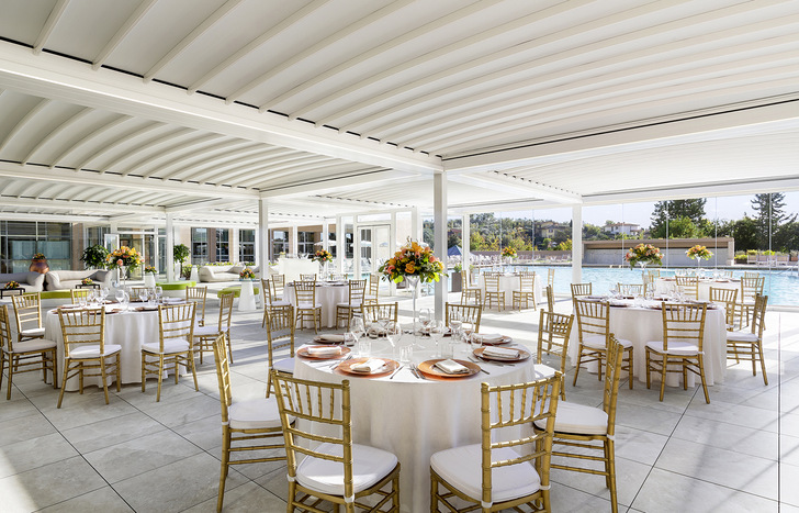 Der modulare Sonnenschutz besteht aus Aluminium mit einem zusammenfaltbarem Dach aus Stoffbehängen.