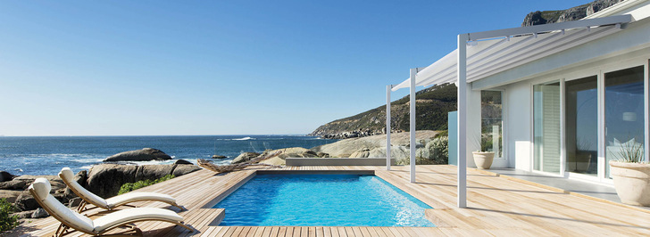 Da bis zu einem Ausfall von 500 cm keine Querstangen erforderlich sind, garantiert Luce bei aufgerolltem Markisentuch ­einen herrlichen Blick auf den Horizont, frei von Hindernissen.