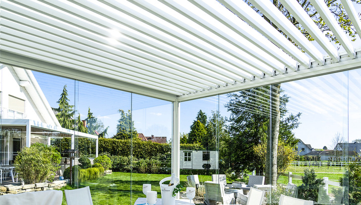 Für einen optimalen Schutz vor Wind und Regen lassen sich die Pergola-Systeme mit Glasschiebe-Elementen ergänzen.