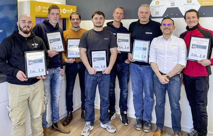 Gut vorbereitet für die neuen beruflichen Herausforderungen: Die Absolventen des ersten Onboarding-Kurses ­freuen sich über die Diplome der Somfy Akademie.