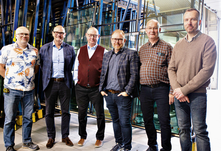 Das Führungs-Team des isländischen Glasverarbeiters Íspan. Das Unternehmen ist heute in den Händen von Einar Þór Harðarson (3. v. r) und seiner Frau Auður Kristín Árnadóttir.