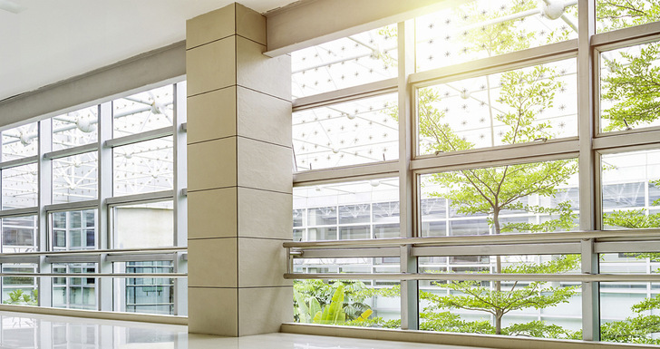 Die Vogelschutzstruktur kann sowohl dezent wie im unteren Bereich und zugleich auch als Designelement wie im oberen Bereich eingesetzt werden. Ein vollflächiger Laserdruck ist ebenso möglich, wie etwa das Auftragen von homogen angeordneten Punkten oder Geometrien (oben im Bild).