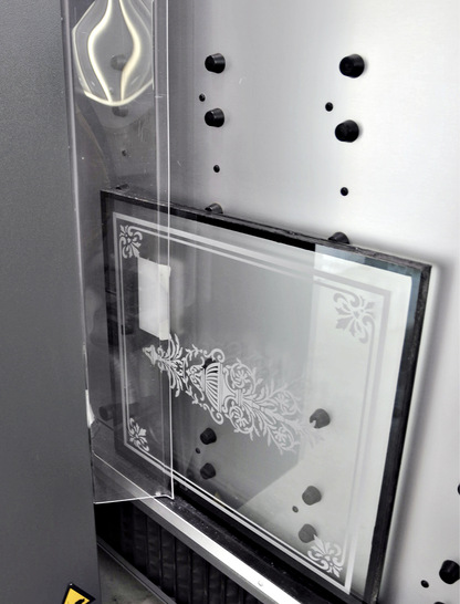 Ein Leichtes für den cericom Laser: Ein Motiv mit feinen Strukturen wird in eine Ganzglastür eingraviert.