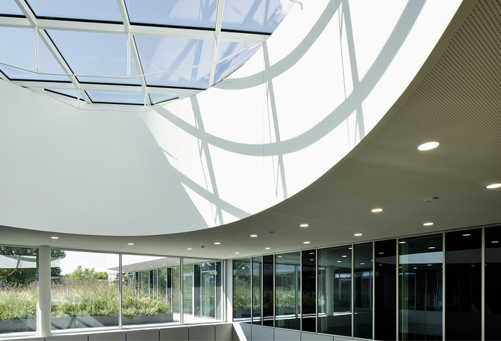 Infrastop Sonnenschutz-Isoliergläser vom Flachglas MarkenKreis sorgen bei dem BR Neubau von Fritsch + Tschaidse Architekten für den sommerlichen Wärmeschutz in den Büroräumen.