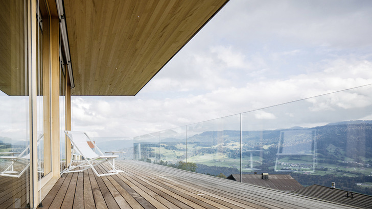 Harmonische Verbindung aus Holz und Glas, genau hierfür bietez Glas Marte das Glasgeländer GM ­Railing an.