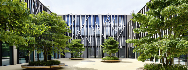 Das Schulgebäude in Nürnberg wurde mit Closed-Cavity-Fassade und vorspannbaren, Sonnenschutzgläsern von Saint-Gobain Glass ausgestattet. - © Foto: Ralf Dieter Bischoff Fotografie
