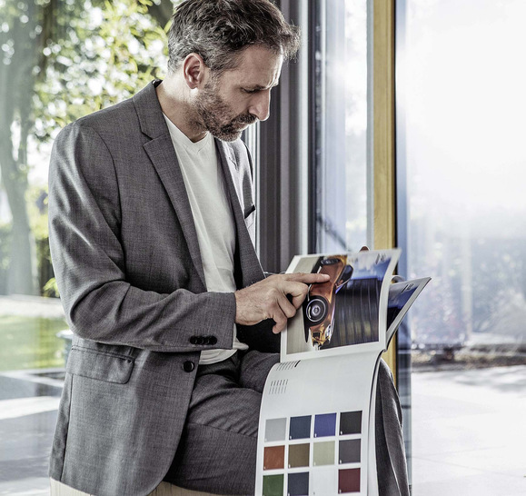 Das neue Lacksystem KALEIDO PAINT setzt vor allem auf matte Töne und folgt damit klar dem aktuellen Trend. Einmalig auf dem Markt ist, dass REHAU Window Solutions mehr als 150 Farbtöne nach RAL, DB und NCS, sowohl in glatter Ausführung oder auch als Strukturlack, anbietet und damit ein haptisches Erlebnis ermöglicht.