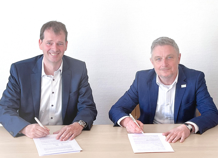 Bernd Hillbrands (l.) von Orgadata und Jan Vandyck von Unilink besiegeln den Verkauf: Unilink wird eine eigenständige Tochtergesellschaft von Orgadata. - © Orgadata
