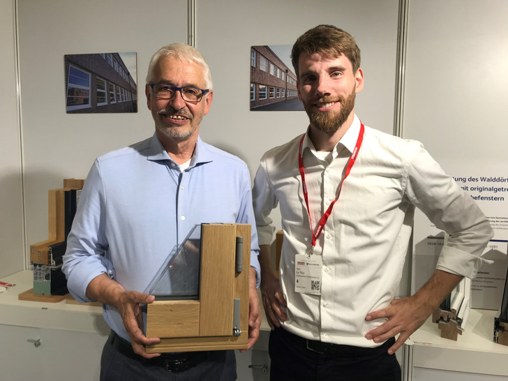 Kai Pless (r.) und der Vorsitzende Eduard Appelhans und das gesamte Messe-Team freuen sich auf die Begegnungen auf der LIGNA (hier ein Bild von der FENSTERBAU 2022).