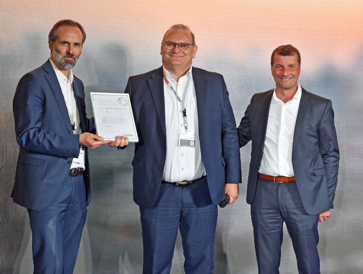 Übergabe der Urkunde zum Eintritt in das Premium-Partner-Netzwerk der Rewindo durch Patrick Seitz (Rewindo Gesellschafter) und Carsten Schäfer (aluplast  Sales Operations Manager), auf der Jubiläumsfeier der Unternehmensgruppe Alfred Bohn an Uwe Rothes (Prokurist Sinsheimer Glas)