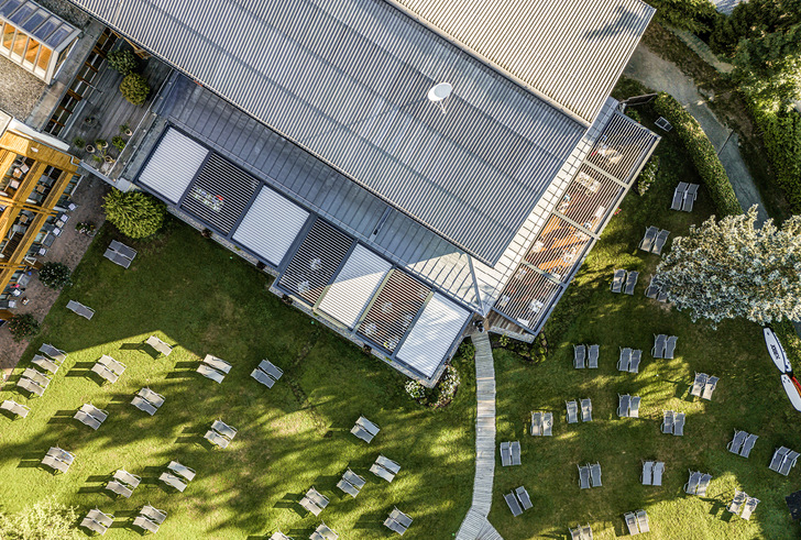 Der Blick aus der Vogelperspektive: 11 bioklimatische Pergolen der Variante Ventur sowie 17 Ventur Side-Anlagen sind auf der Seeterrasse des 4-Sterne-Hotels verbaut worden.