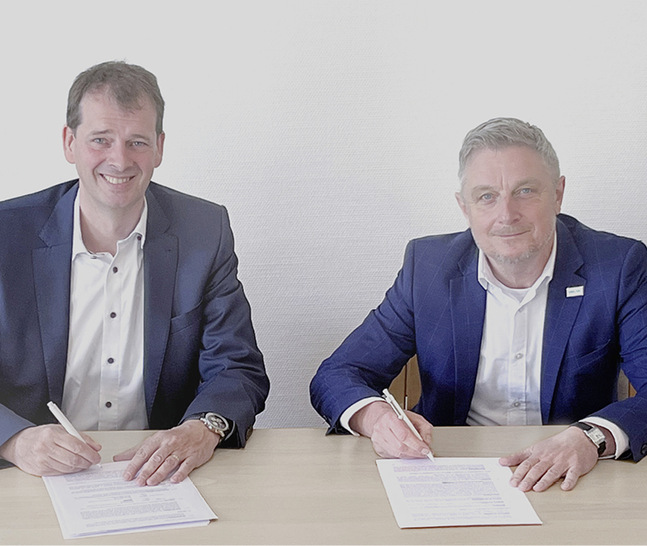 Bernd Hillbrands (l.) von Orgadata und Jan Vandyck von Unilink besiegeln den Verkauf: Unilink wird eine eigenständige Tochtergesellschaft von Orgadata.