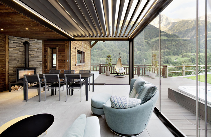 Auch bei Outdoor Living gilt das Gebot der Barrierefreiheit, um neben ungehinderten Durchgang auch größstmöglichen Komfort in einem Bereich zu bieten, indem sehr oft barfuß gelaufen wird.