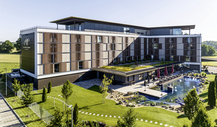 150 Zimmer und Suiten und 11 Veranstaltungsräumen auf fünf Etagen schaffen Platz für die Schiebeläden.