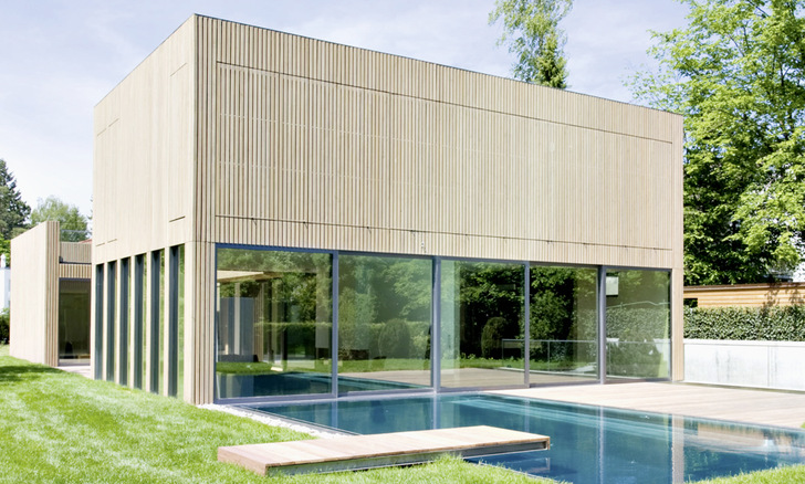 Der Sichtschutz hat viele Gesichter, wie z. B. naturbelassene oder geölte Holz­lamellen bzw. eloxierte oder pulver­beschichtete Aluminiumlamellen.