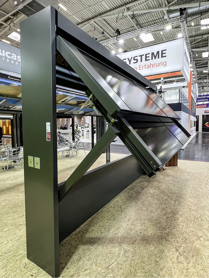 Je nach Sonnenstand lassen sich die Flügel in einen passenden Neigungswinkel für Sonnenschutz und ­optimierte Energieproduktion bringen.