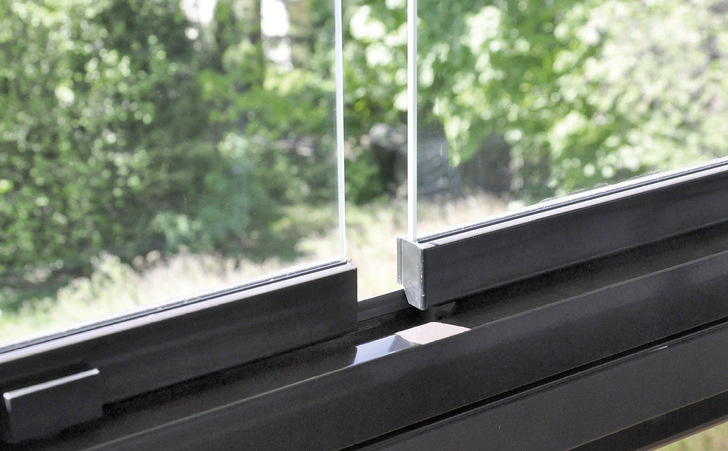 Die Balkonverglasungen sind vergleichbar mit einer 10 cm starken Wärmedämmung; sie tragen dazu bei, dass man angrenzende Räume weniger heizen muss. - © Foto: Lumon

