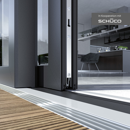 Barrierefreier Übergang – dank der Schüco LivIngSlide mit 0 mm-Schwelle.