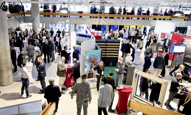 Angeregte Diskussionen in der Fachausstellung