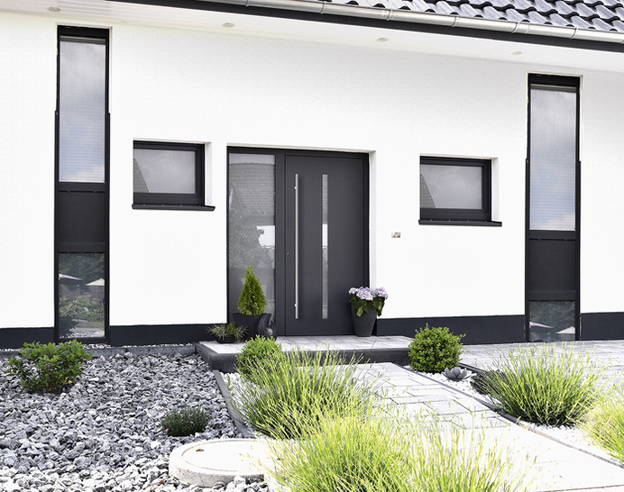 Dank einer Vielzahl an Möglichkeiten sind Haustüren aus Aluminium die erste Wahl für die Realisierung beeindruckender Architekturkonzepte ­sowie für die Erfüllung privater Wohnträume. - © Foto: Rodenberg Türsysteme
