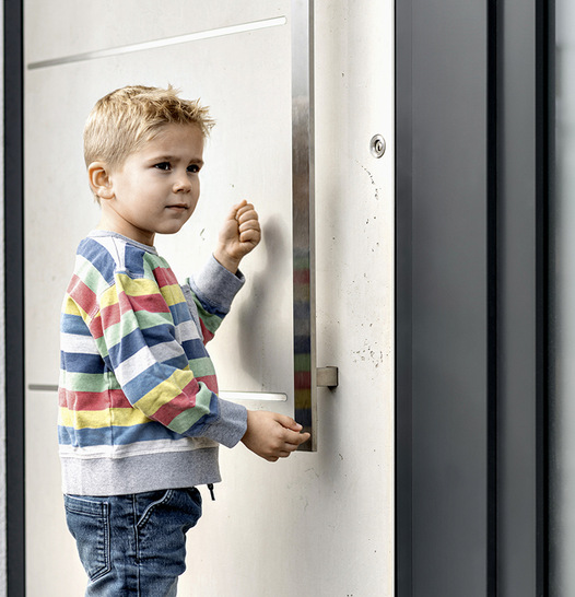 Durch   zweimaliges   Klopfen   an   die   Tür-Außenseite  entriegelt der Türflügel und dieser kann dann ohne große Kraftanstrengung geöffnet werden.