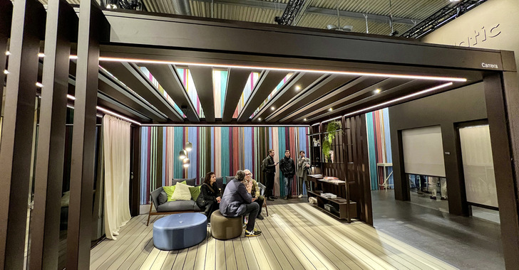 Pratic stellte auf der Salone del Mobile.Milano mit dem Modell Carrera erfolgreich ein neues Dachformat mit ­übereinander verschiebbaren flachen Lamellen für den Outdoor Living Bereich vor.