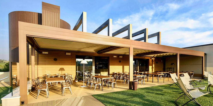 Um das Geschäft des Pubs zu beleben, das innen nicht sehr geräumig ist, haben sich die Inhaber dafür ­entschieden, den angrenzenden Outdoor-Bereich im passenden Design auszubauen.