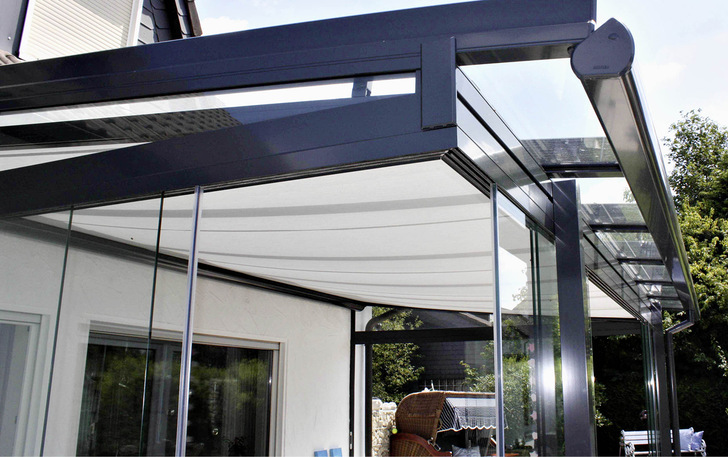 Auf Wunsch lassen sich   die   Glaswände partiell oder ­vollständig öffnen und ermöglichen so bei warmem, ­sonnigem Wetter ein Sitzen an der frischen Luft und eine schnelle Durchlüftung des Glasbaus.