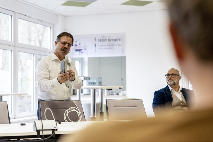 Schulterblick beim fachlichen Update von Tim Röckle und seinem Team: Guido Schildbach zeigt, wie die Erstprogrammierung eines commeo Funk-Sensors funktioniert.