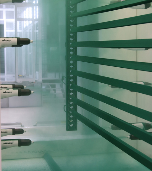Mithilfe von Automatik- und Handpulverkabinen werden die Aluminiumprofile vor dem Verrollen pulverbeschichtet.