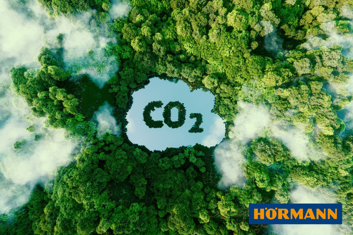 Als erster und einziger Bauelemente-Hersteller liefert Hörmann CO2-neutrale Produkte für den Wohnungsbau (serienmäßig) sowie für den Objektbau (optional nur in Deutschland). - © Hörmann
