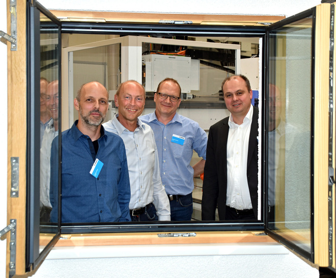 Ein BIld vom Homag-Fenstertag 2018 (v.r.): Volker Schmieder (Homag), Claudio Mathiuet (tesa Key Account Manager Industry), Andreas Busch (tesa Key Account Manager Industry Germany), Matthias Weets (tesa Application Solution Engineer). - © Daniel Mund / GLASWELT
