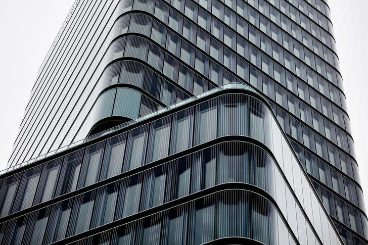 Im Porsche Design Tower in Stuttgart ist in der Fassade das Vogelschutzglas Ornilux design lines von Isolar verbaut. - © Isolar
