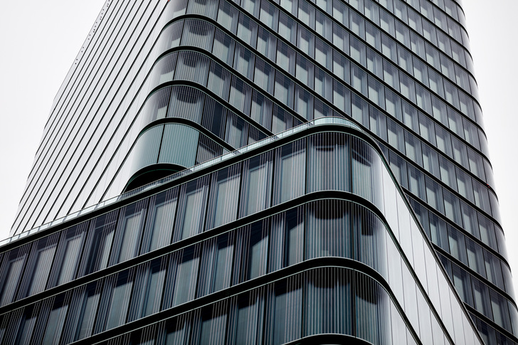 Im Porsche Design Tower in Stuttgart ist in der Fassade das Vogelschutzglas Ornilux design lines von Isolar verbaut.