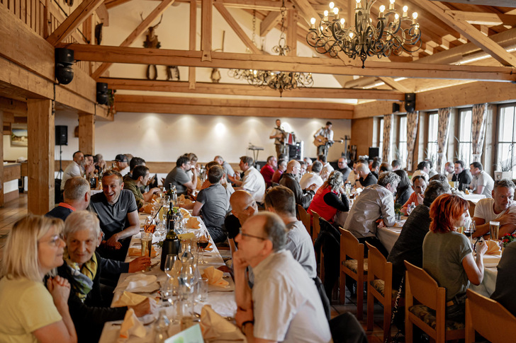 Der österreichische Fensterbeschichtungs-Spezialist ADLER lud wieder zu den Tiroler Fenstertagen nach Schwaz. Auf die Besucher wartete ein abwechslungsreiches Programm mit Vorträgen sowie viel Raum für gute Gespräche, Netzwerken und Meinungsaustausch.
