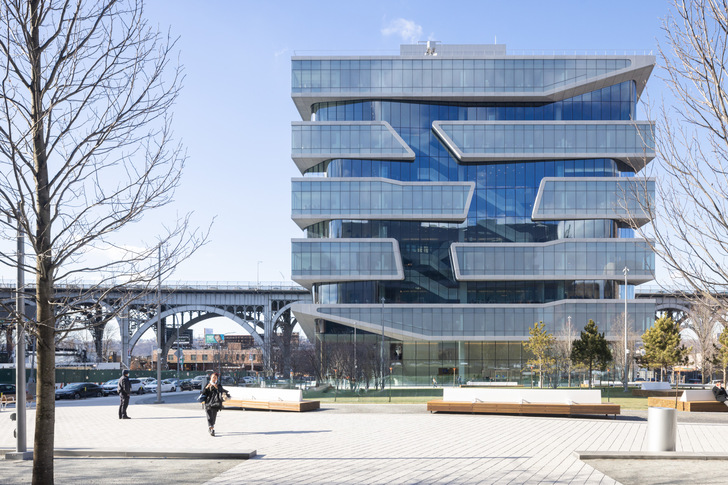 Die neue Henry R. Kravis Hall beeindruckt durch ein Fassadenbild aus opaken, weißgerahmten Geschossbändern, die sich um einen gläsernen Kern legen.