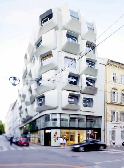 Um beim Argos Gebäude einen angenehmen Wohnkomfort zu ­erreichen, standen Sonnen- und Schallschutz im Fokus. Verbaut wurden entsprechende Isolar-Gläser.