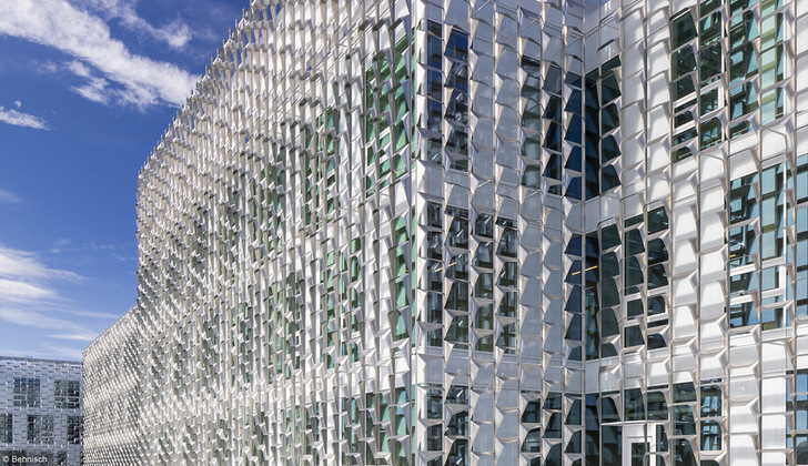 Beim Museum of Fine Arts Houston von Steven Holl  wird die Energieeffizienz des Gebäudes durch große transluzente Glasröhren an der Fassade maßgeblich beeinflusst. Diese leiten zudem das Tageslicht in Gebäude. - © Knippers Helbig
