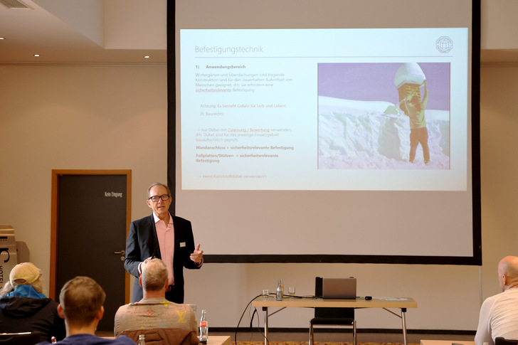 Peter Ertelt, 1. Vorsitzender des Bundesverbandes Wintergarten e.V., wäh-rend einer Schulung für Monteure bei al bohn in Sinsheim. - © Bundesverband Wintergarten e.V. / al bohn
