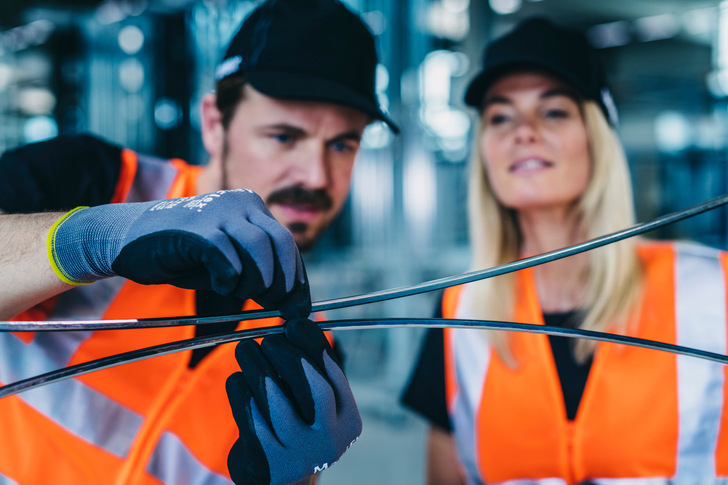 Der Ultimate Pro besitzt eine besondere Elastizität:  Die vergrößerte Folienoberfläche an der Profilseite vereinfacht den optimalen Butylauftrag, der SZR lässt sich so sehr zuverlässig primär abdichten.  - © Swisspacer / DNA Photographers
